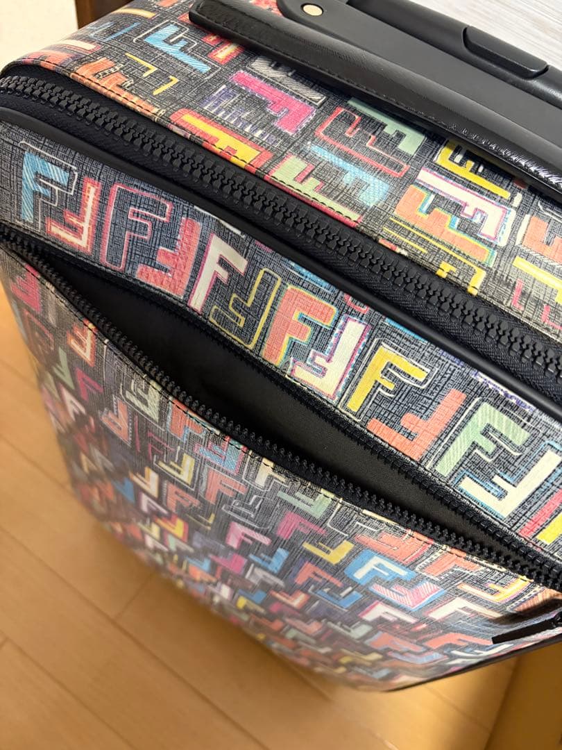 Fendi カラフル ロゴ キャリーケース 中型