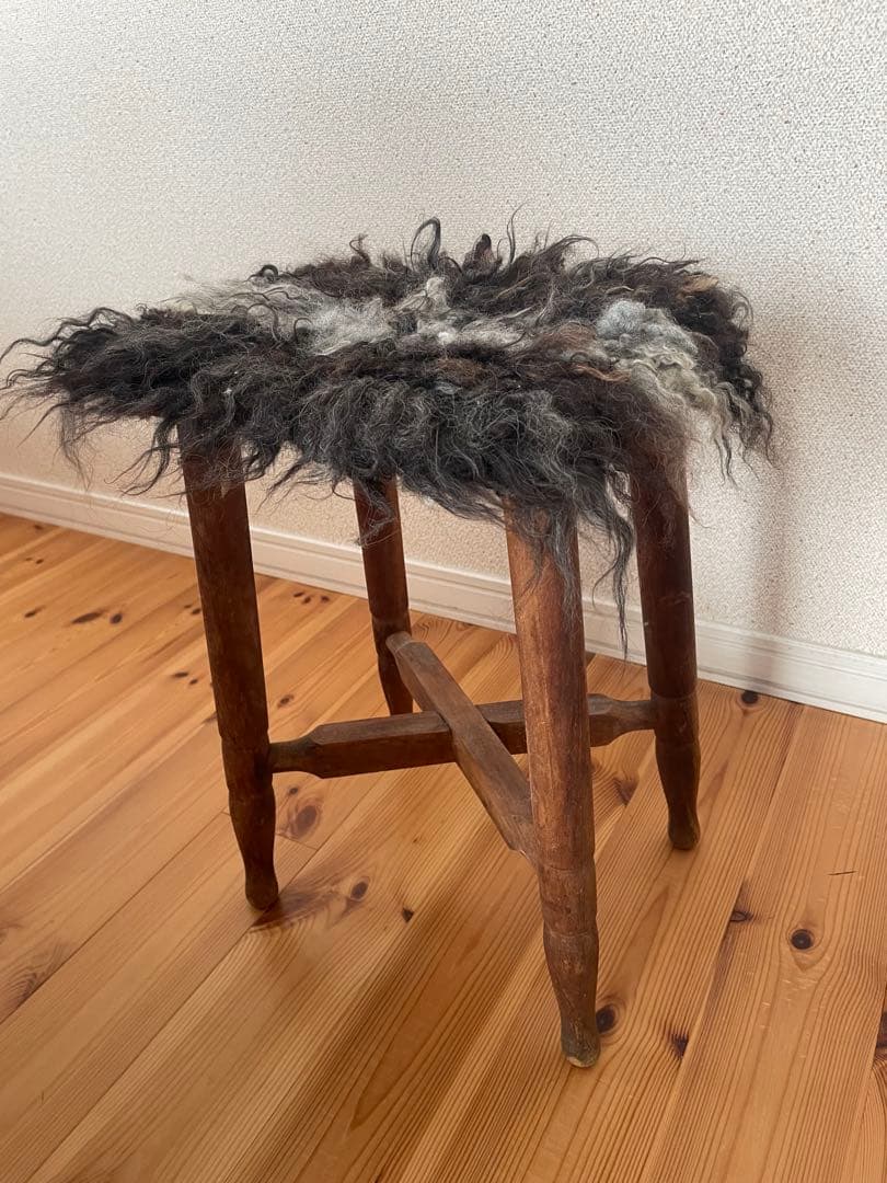 アンティーク　木製スツール 　一点ものウールファー付　ヴィンテージ