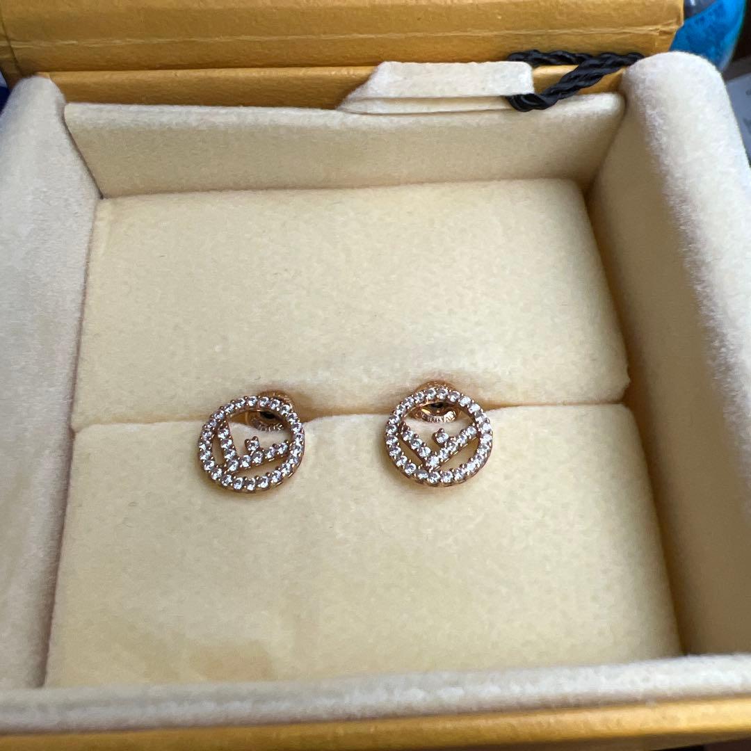 FENDI Fロゴピアス　ゴールド　箱付き