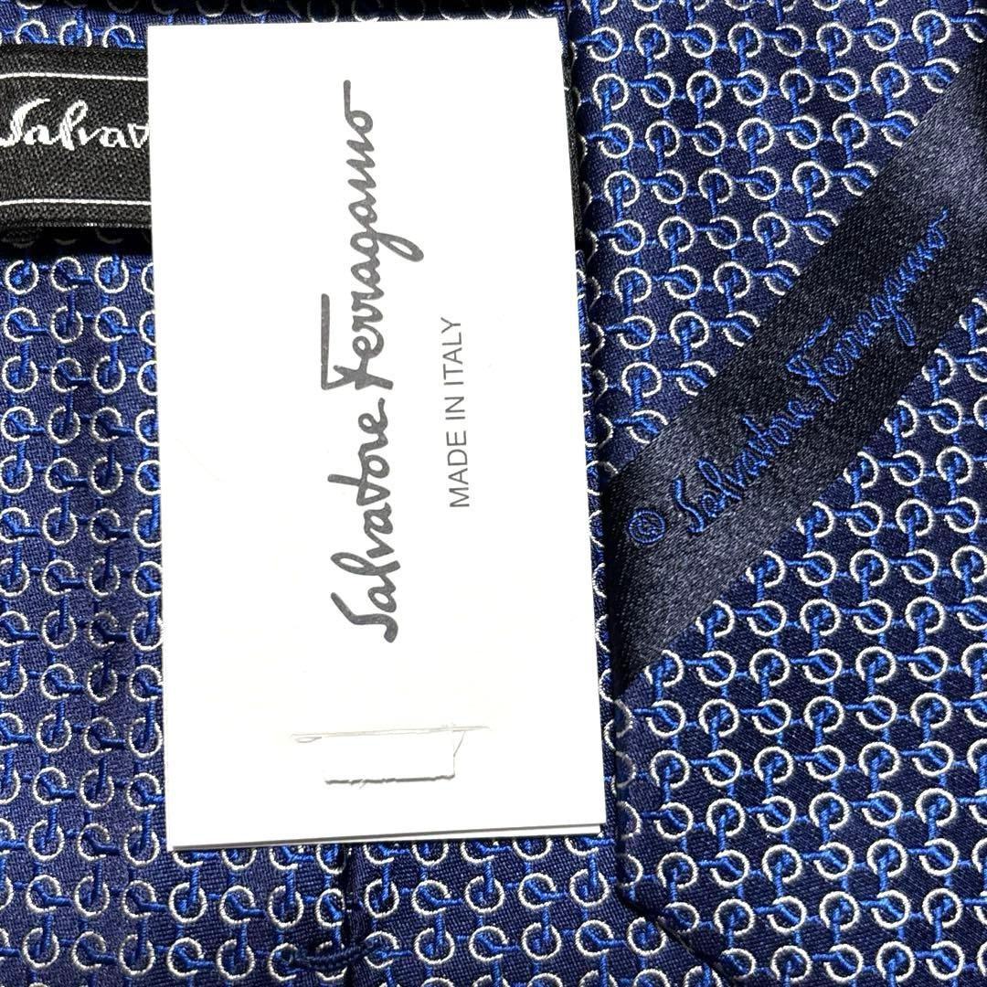 新品タグ付　サルヴァトーレフェラガモ　ネクタイ　ネイビー　シルクジャガード