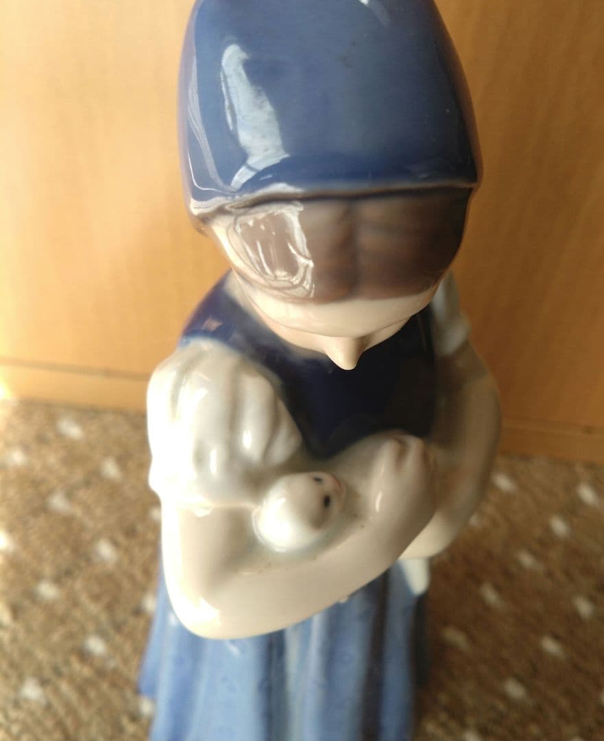 ロイヤルコペンハーゲン　フィギュリン　少女と子の陶器　置物