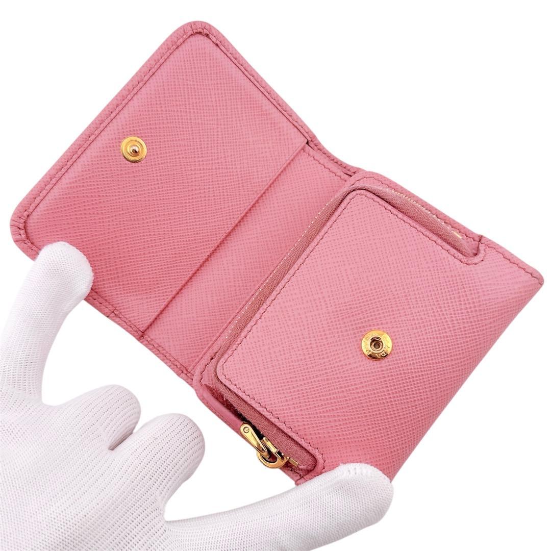 美品◇プラダ サフィアーノレザー 三角プレート 三つ折り財布 ピンク レディース
