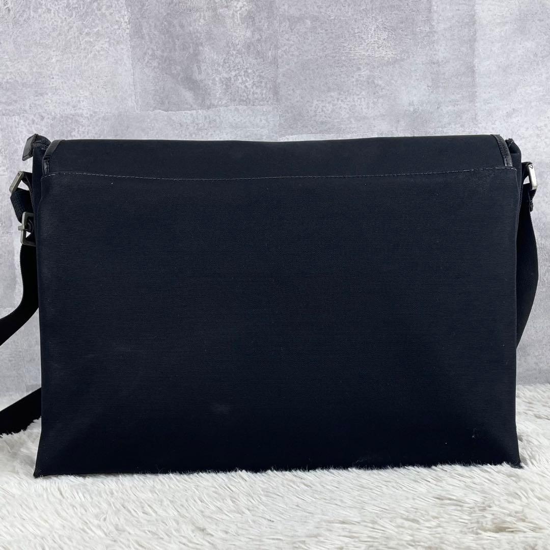 美品 GUCCI キャンバス メッセンジャー 黒 フラップ ロゴ型押し