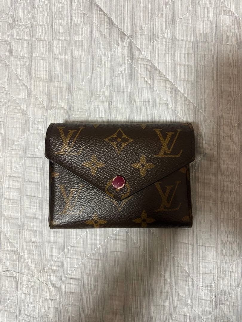 ルイ・ヴィトンのモノグラム ポルトフォイ ユ・ヴィクトリーヌ（フューシャ）　財布