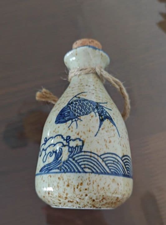 魚と波の絵柄の陶器花瓶