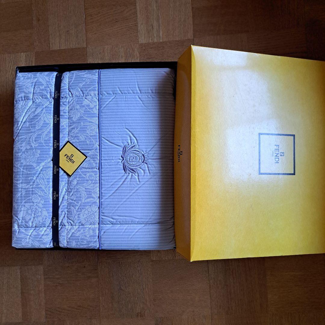 ​【新品未使用】✨FENDI フェンディ 羽毛肌布団 シングル150×200cm