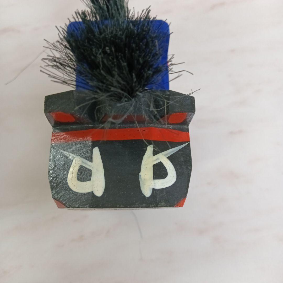 カラフルな木製動物置物