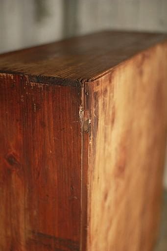 古く味のあるパタパタ扉の木製収納棚　収納棚　食器棚　カップボード　古家具　古道具