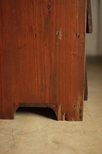 古く味のあるパタパタ扉の木製収納棚　収納棚　食器棚　カップボード　古家具　古道具