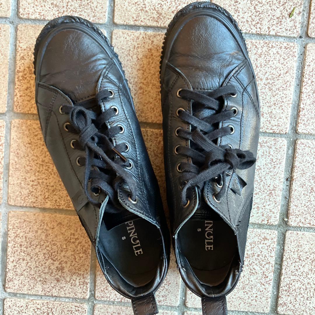 同梱用　赤いストールとスニーカー