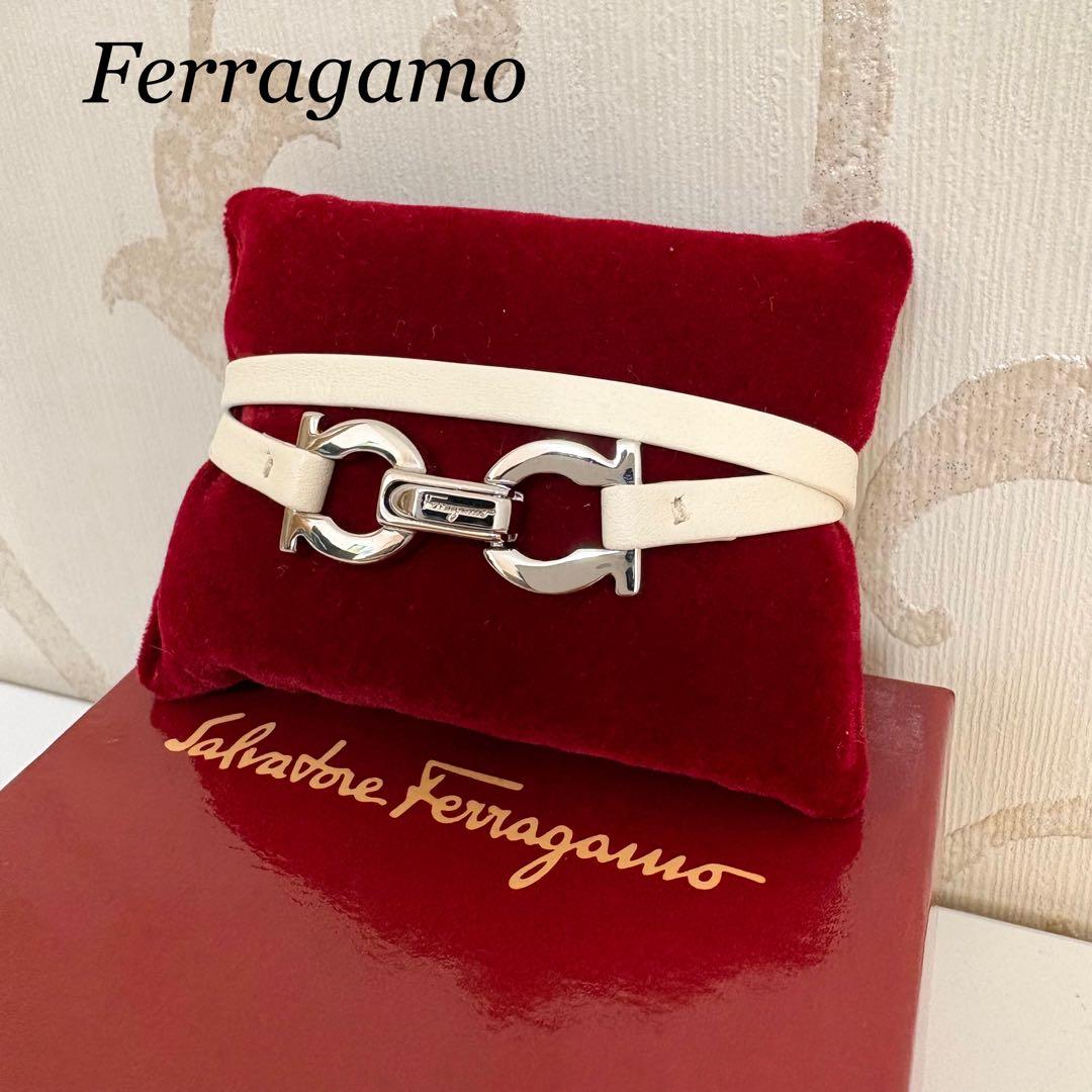 【極美品】フェラガモ ブレスレット　ガンチーニ　ホワイト　限定色
