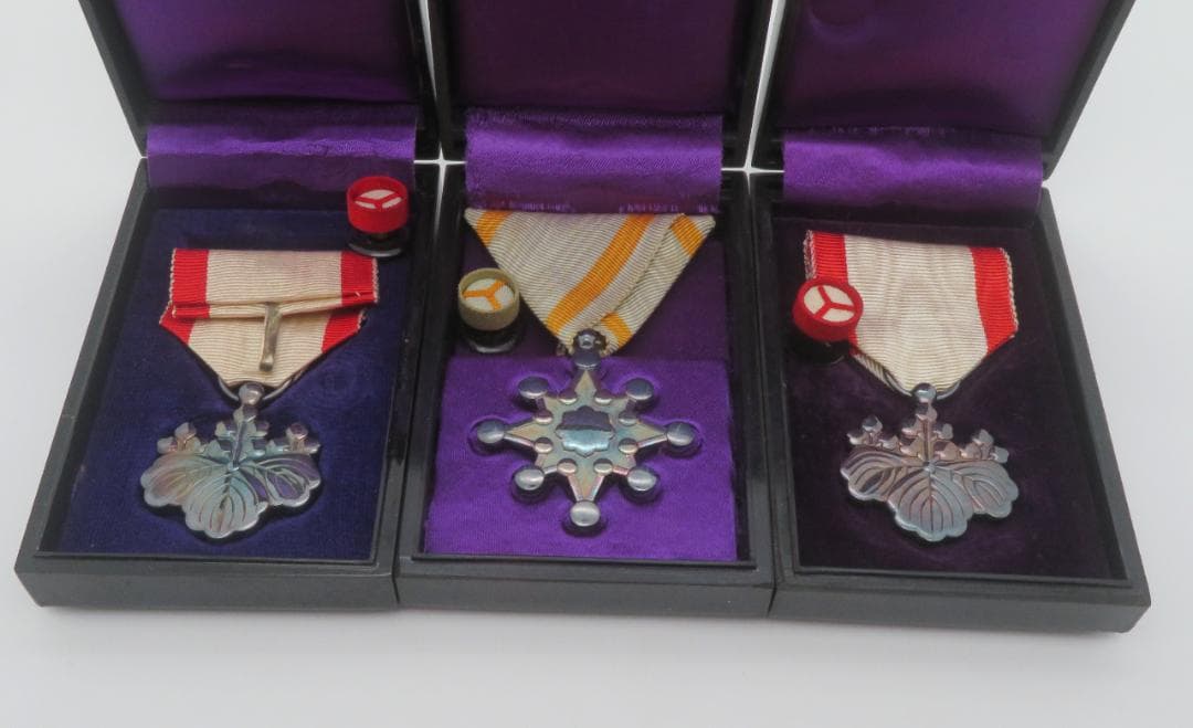 908、勲八等瑞宝章 　勲八等白色桐葉章　略章 勲章 記章　徽章メダルまとめ3点