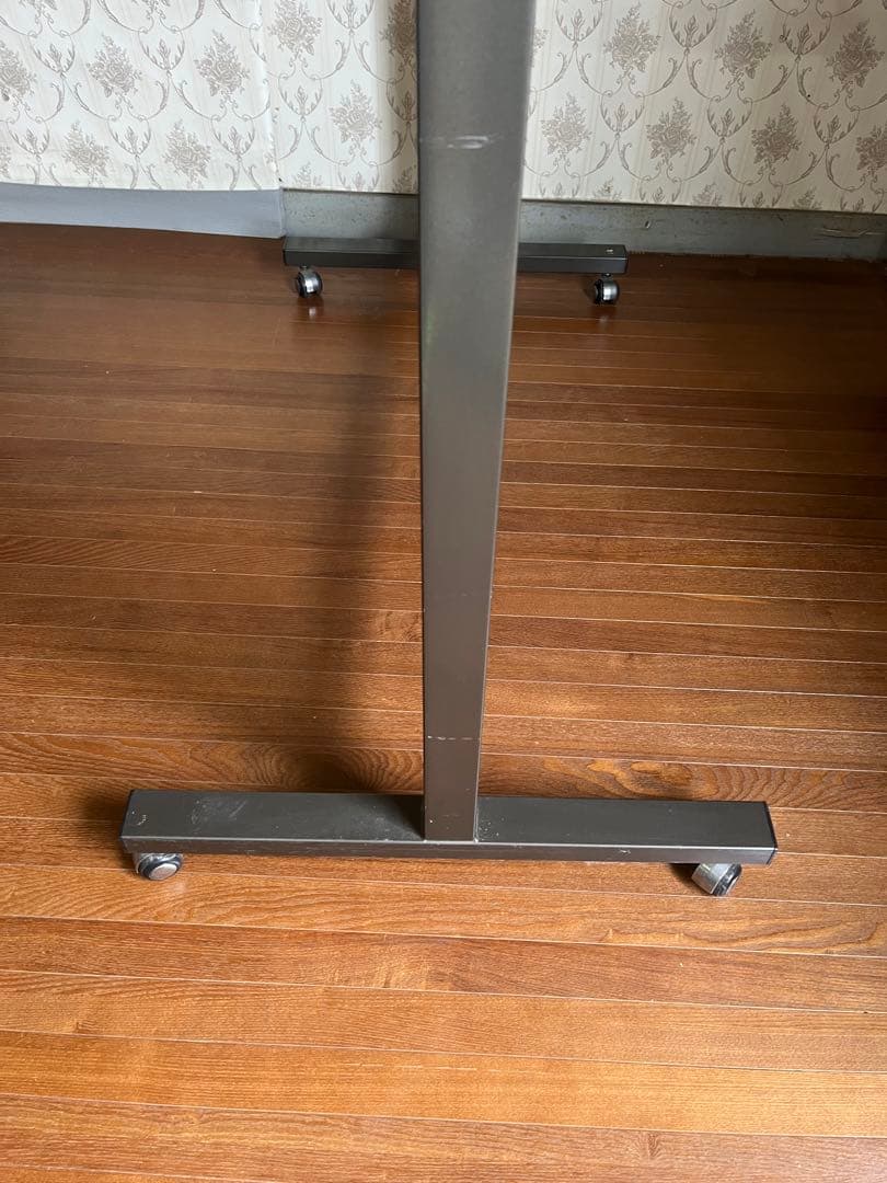 【中古品】アイアンフレーム ガラス天板 店舗用什器 キャスター付 ハンガーラック