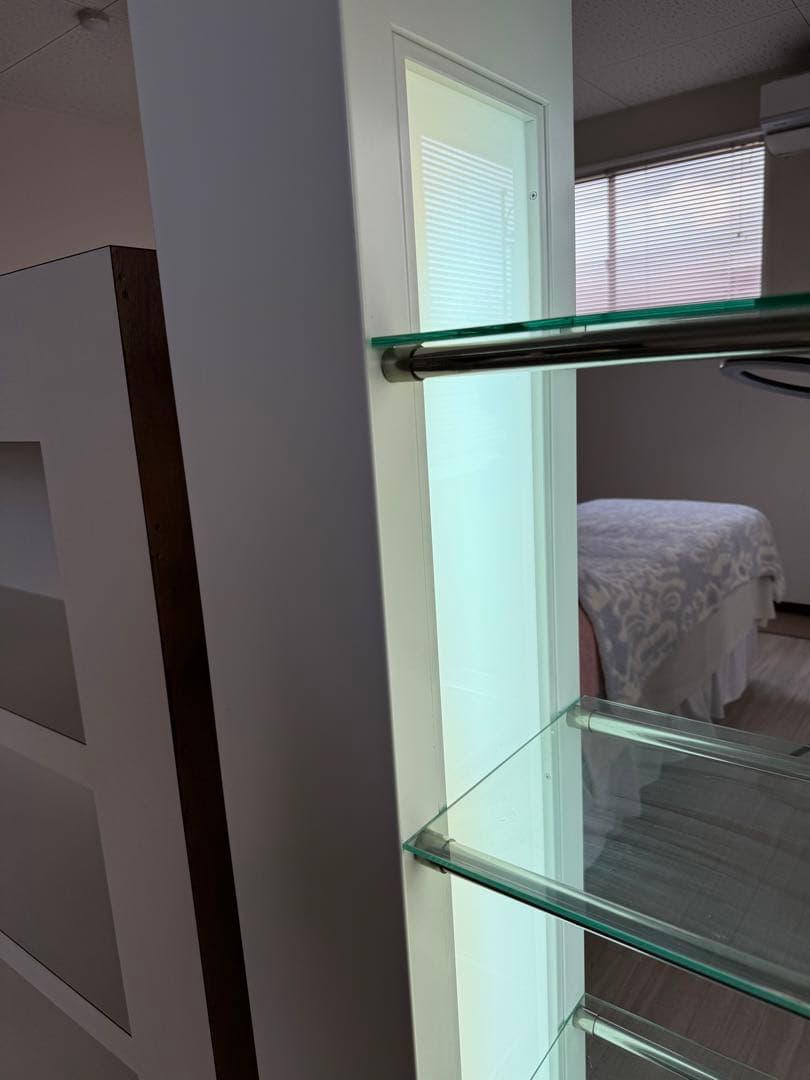 ホワイトシェルフ（ライト付）棚エステサロン