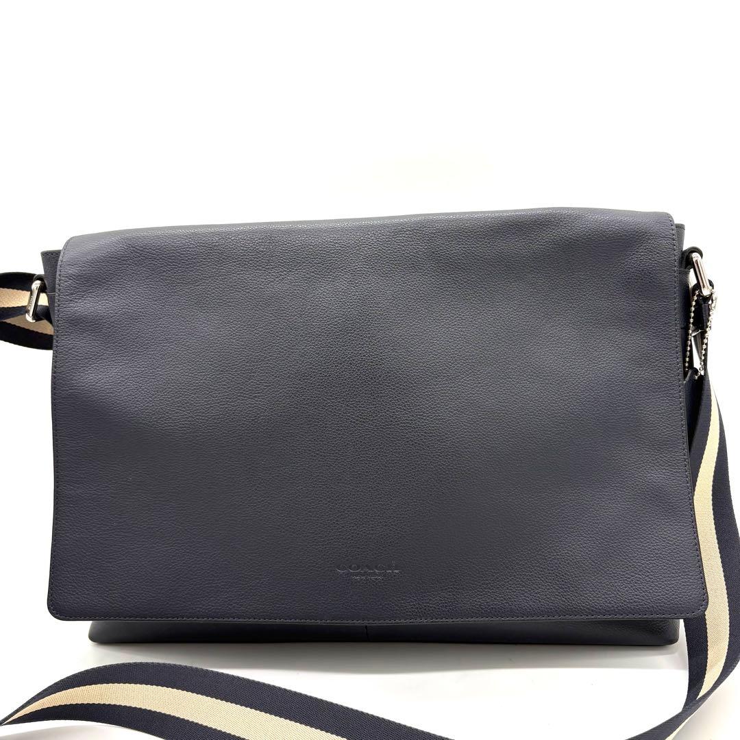 【極美品】コーチ　メッセンジャーバッグ　ヘリテージ　ロゴ型押し　レザー　ネイビー