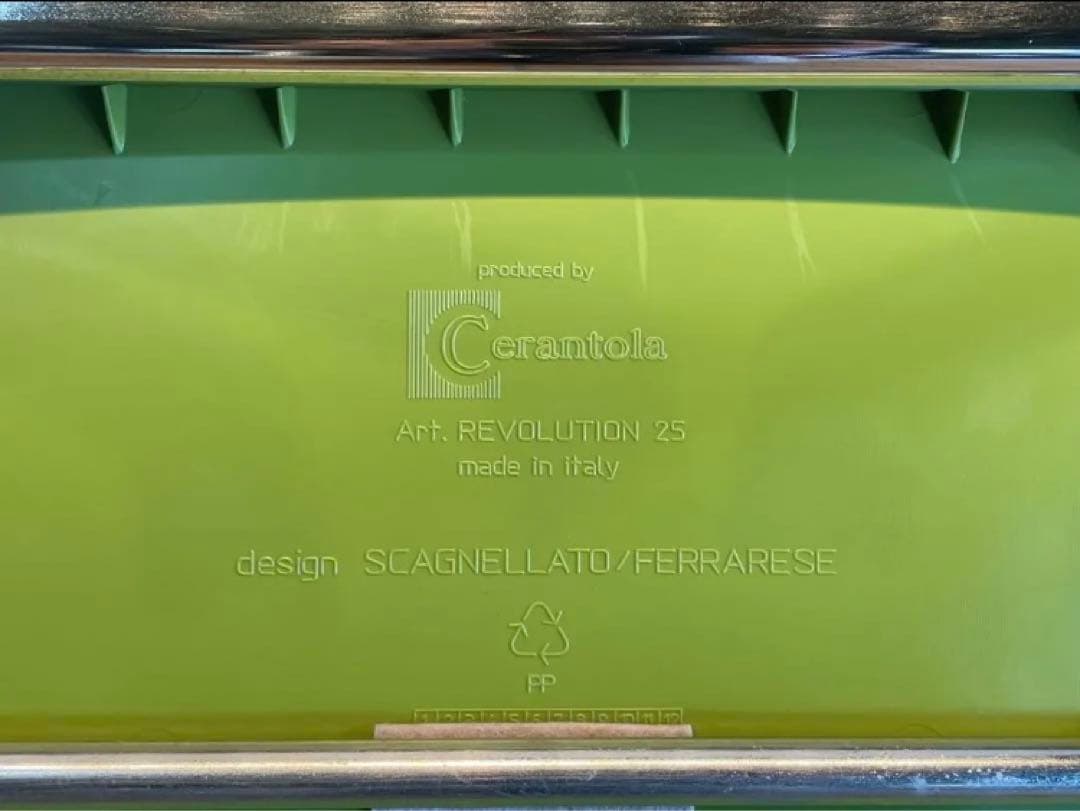 レボリューションチェア　スタッキングチェア　グリーン　デザイナーズ