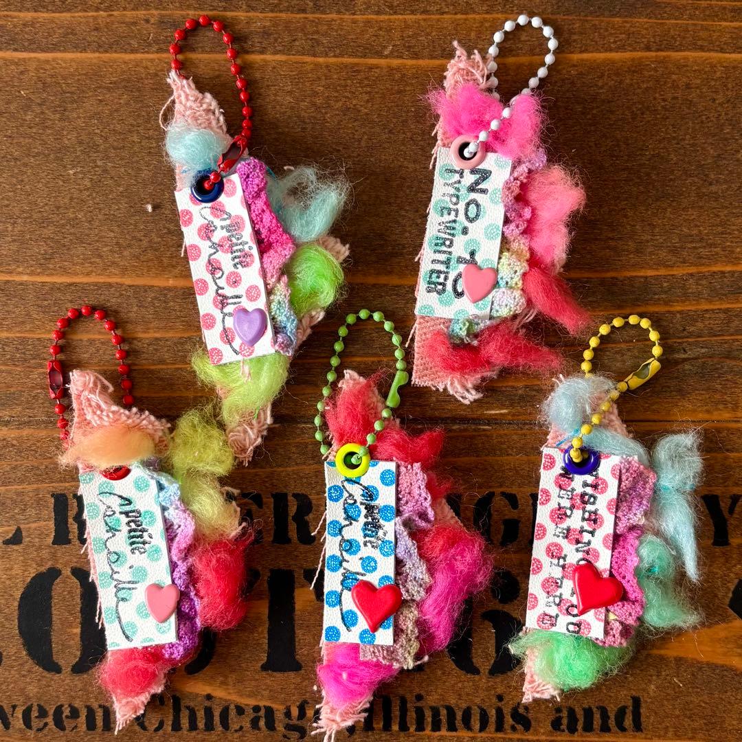 デザインタグ　カラフルファーのタグ　革タグレザータグ　ハート650