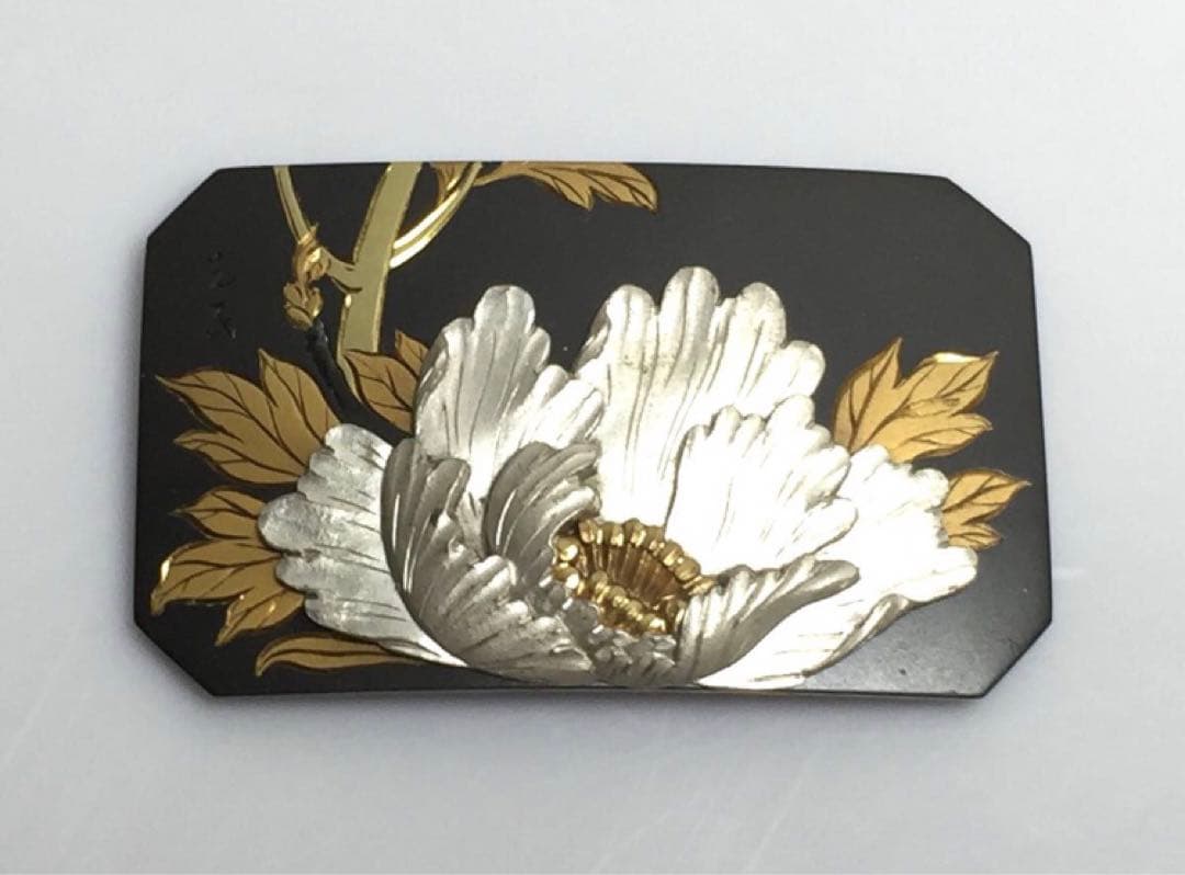 【古美道】光民 四分一地 金銀象嵌 帯留 牡丹 横6cm 金工彫金 アンティーク