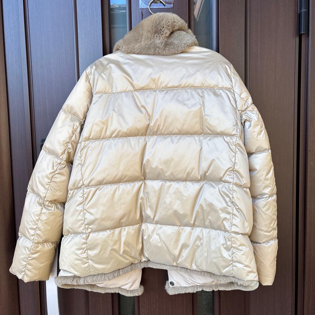 ファー付きベージュダウンジャケット