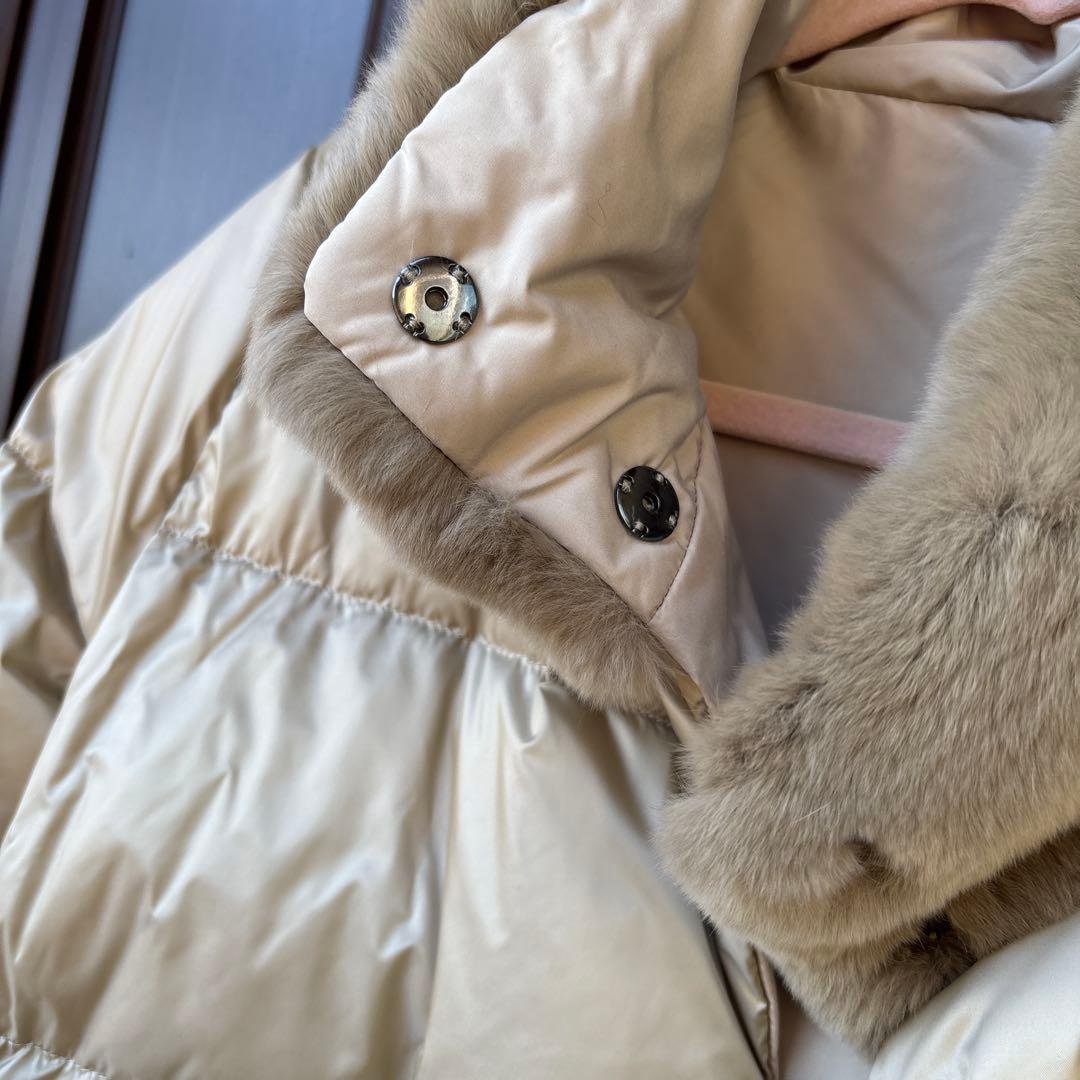 ファー付きベージュダウンジャケット