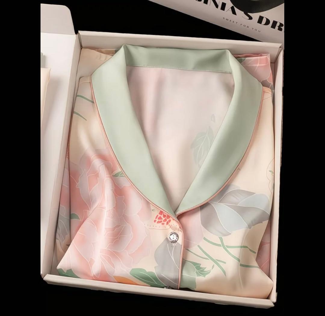 【箱なし】新品　中国お土産　100%シルク 花模様　パジャマ L 上下セット