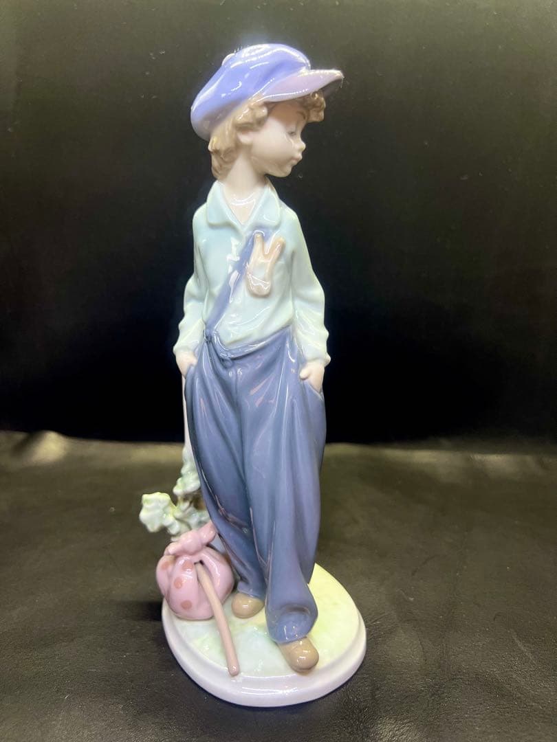 少年の陶器フィギュア