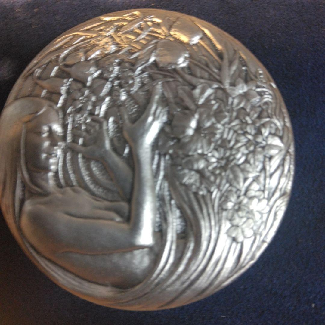 銀メダル 女性と花の彫刻 2004年