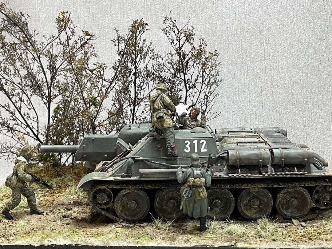 戦車ジオラマ　1/35 ロシアSU122と親衛隊兵士