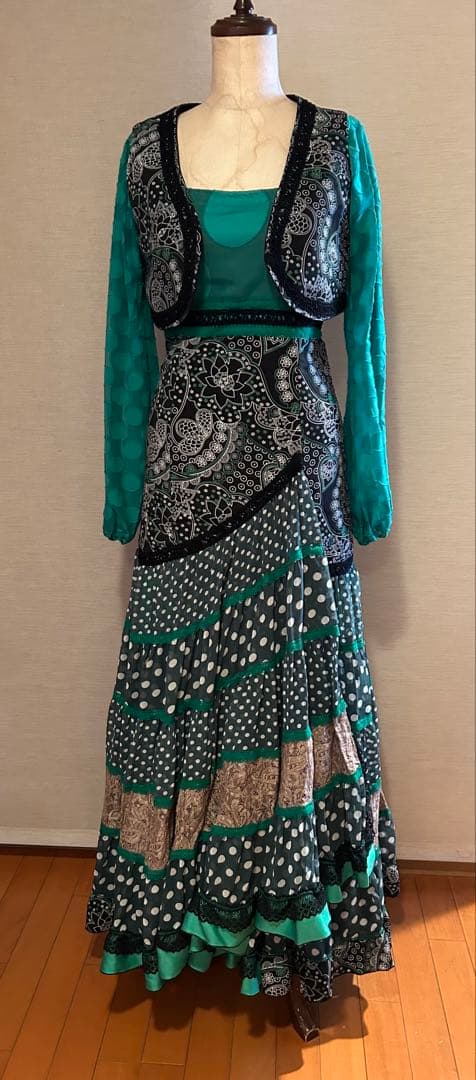 フラメンコ衣装グリーン× ブラックワンピースとチャレコのセットアップ