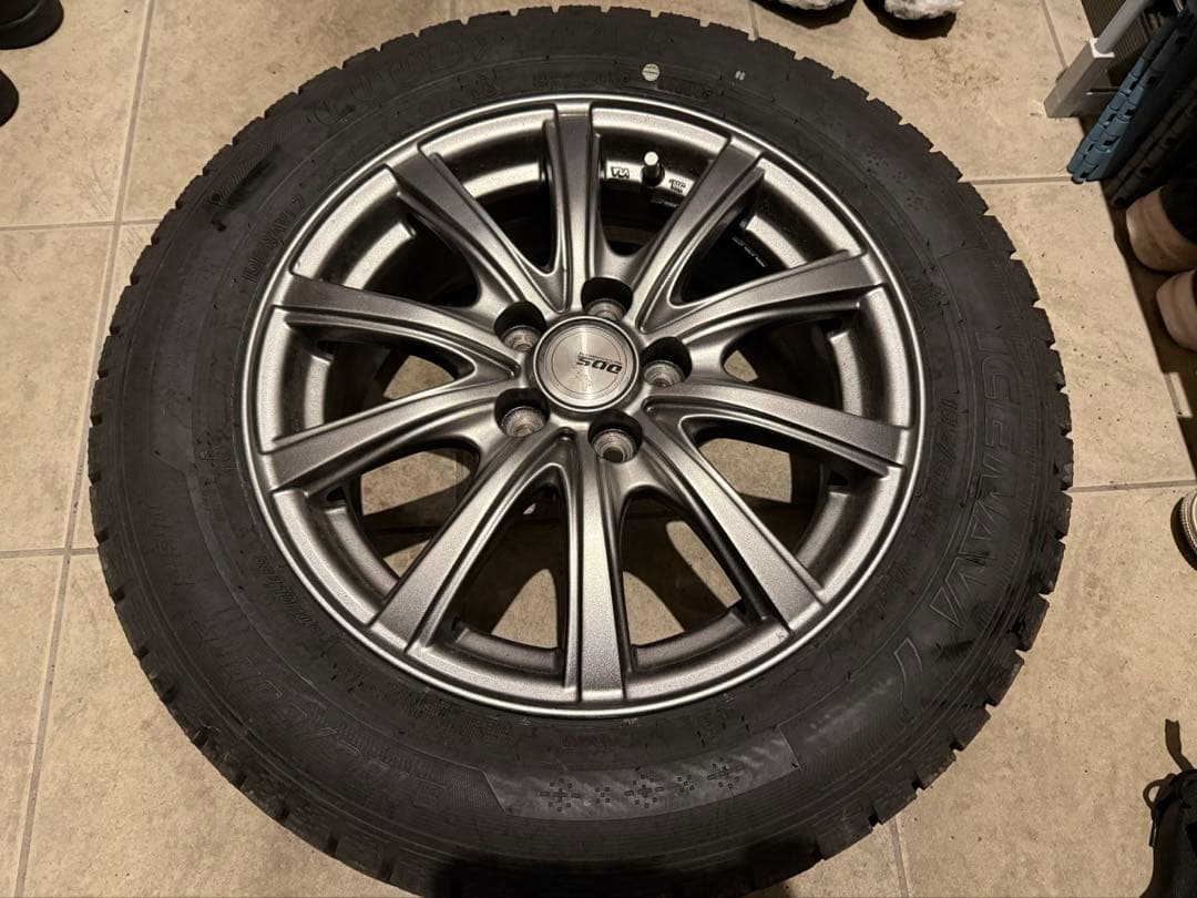 ３０プリウス　24年製造スタッドレスタイヤ ホイールセット