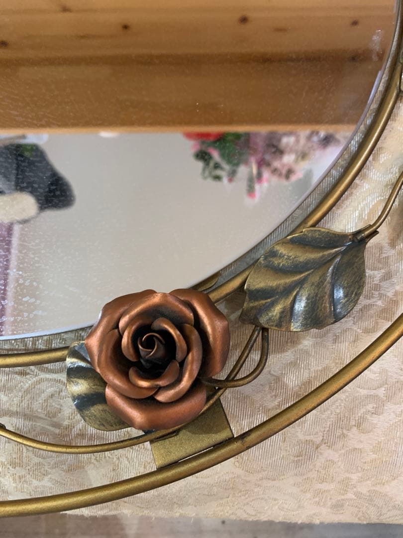 バラ装飾の円形壁掛け鏡　アンティーク　バラ　薔薇　姫系