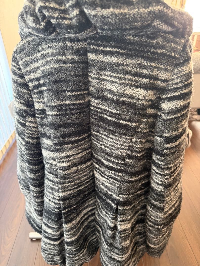 ストライプ柄グレー系ダウンジャケット