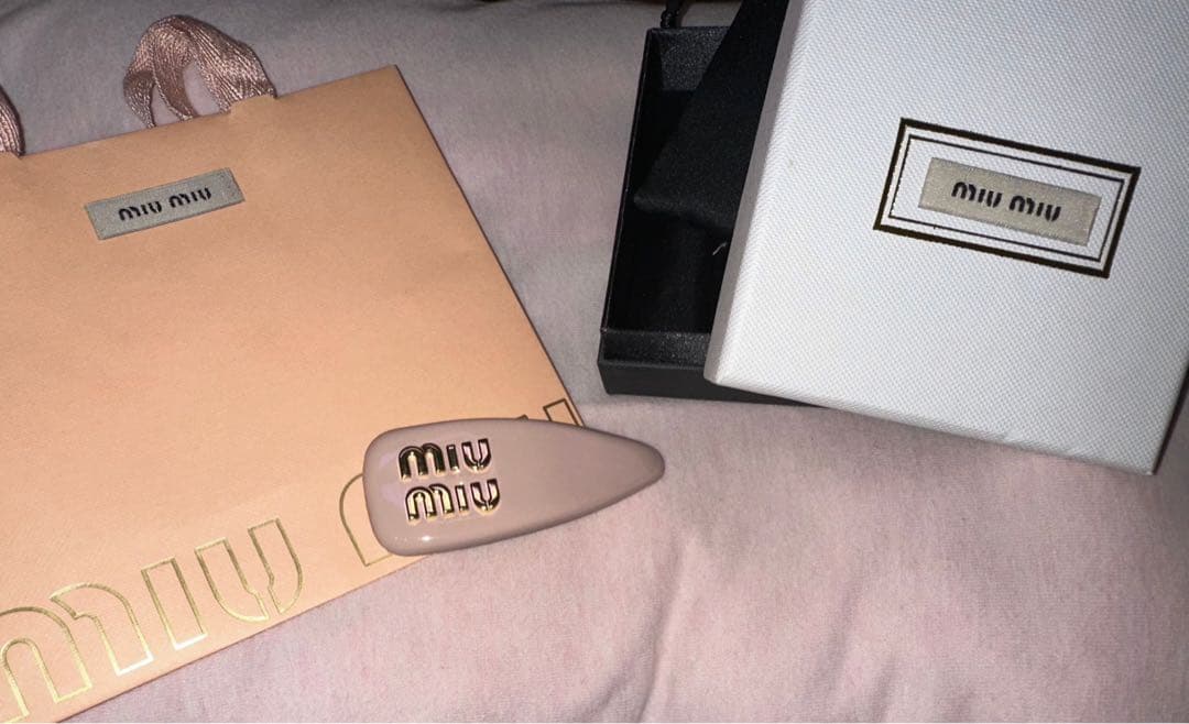 miu miu ロゴ入りヘアピン ピンク ミュウミュウ