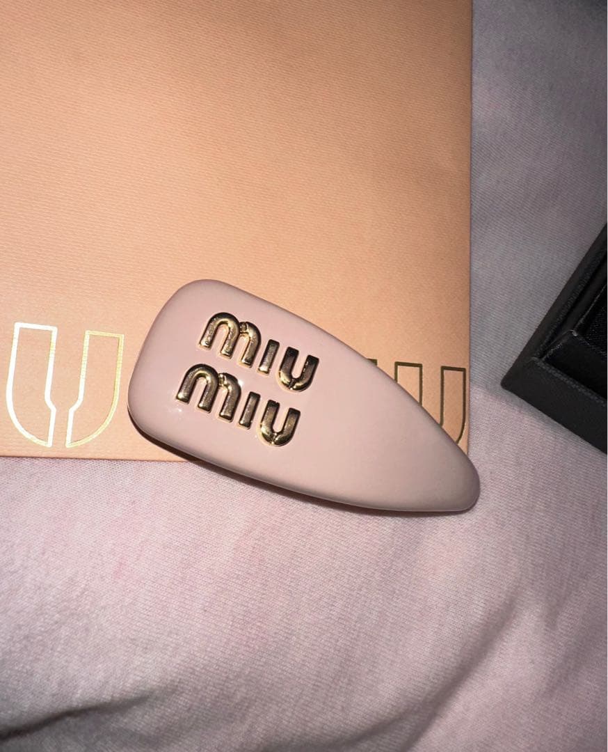 miu miu ロゴ入りヘアピン ピンク ミュウミュウ