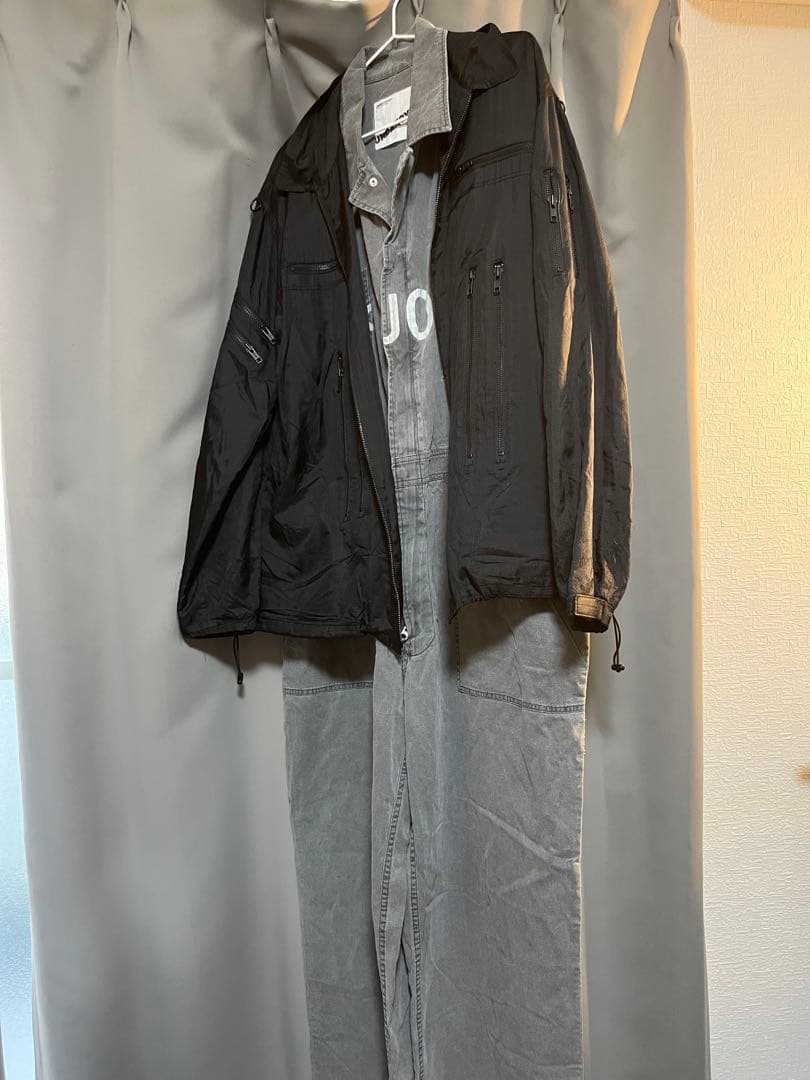 黒ジャケットとグレーオーバーオールセット