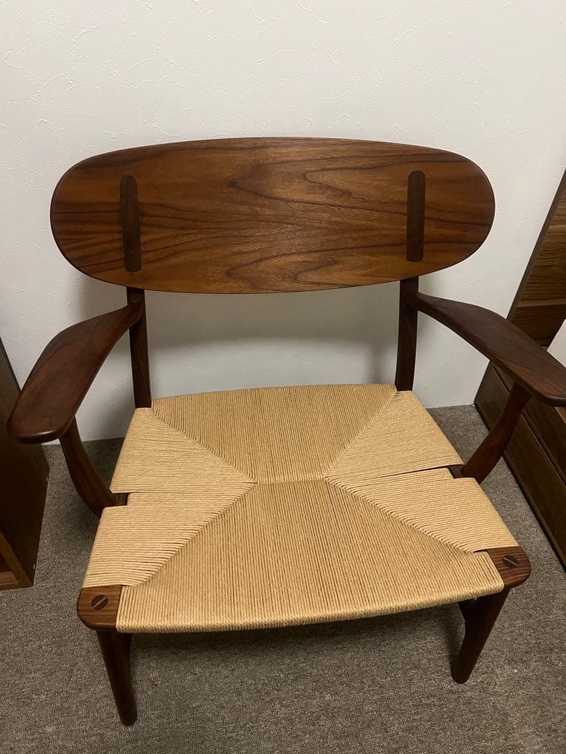 カール・ハンセン＆サン　CH22 ウォルナット（埋木：ウォルナット）