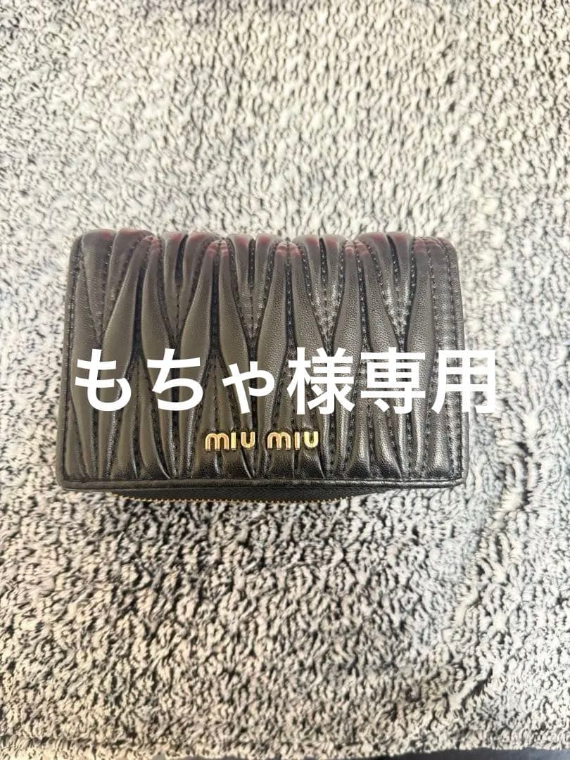 miumiu 2つ折り財布 黒