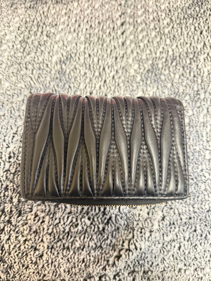 miumiu 2つ折り財布 黒