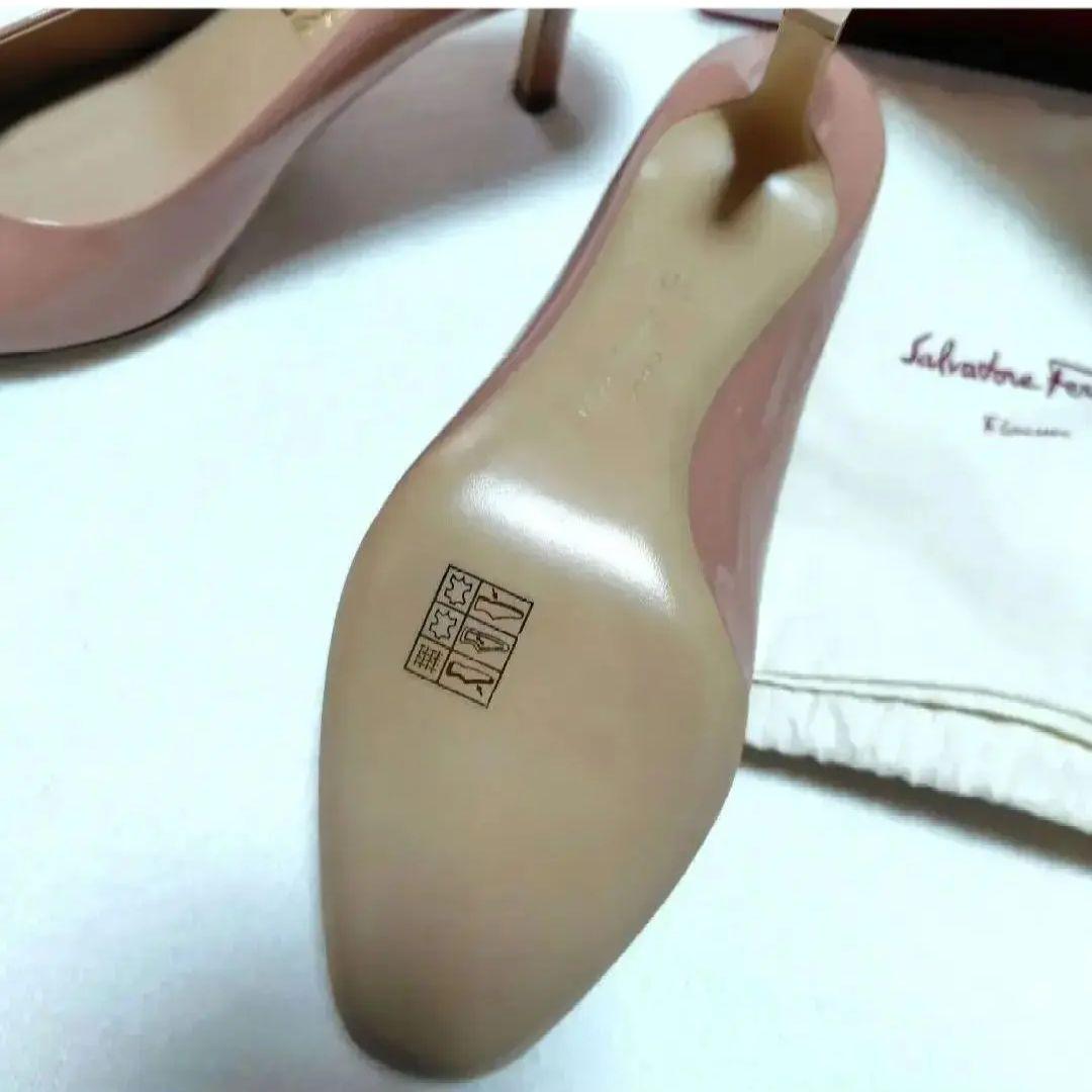 新品!フェラガモ ヴァラリボン 7cmヒールパンプス エナメル 箱袋あり24cm