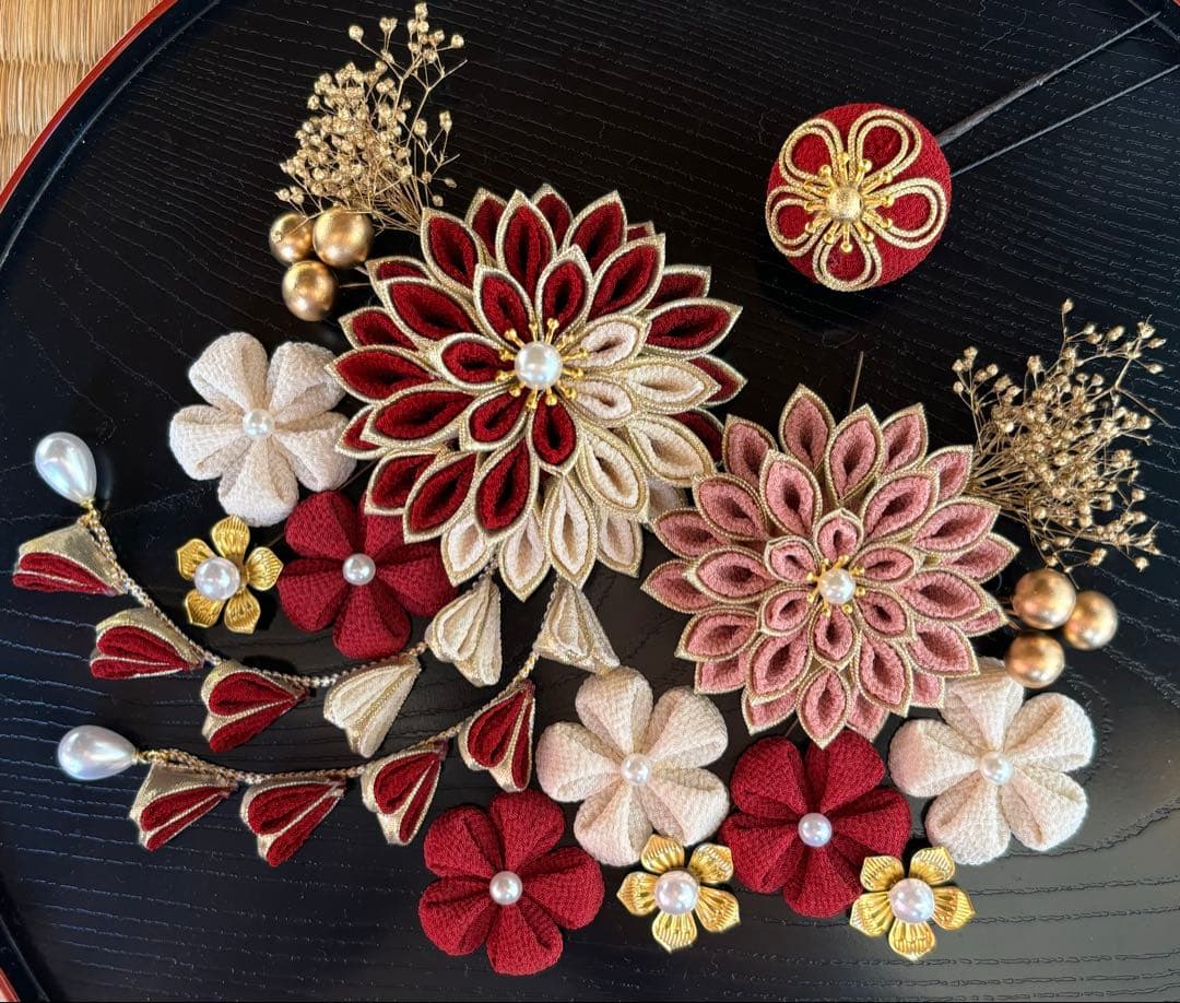 つまみ細工　髪飾り　濃いエンジ　アイボリー　長春色