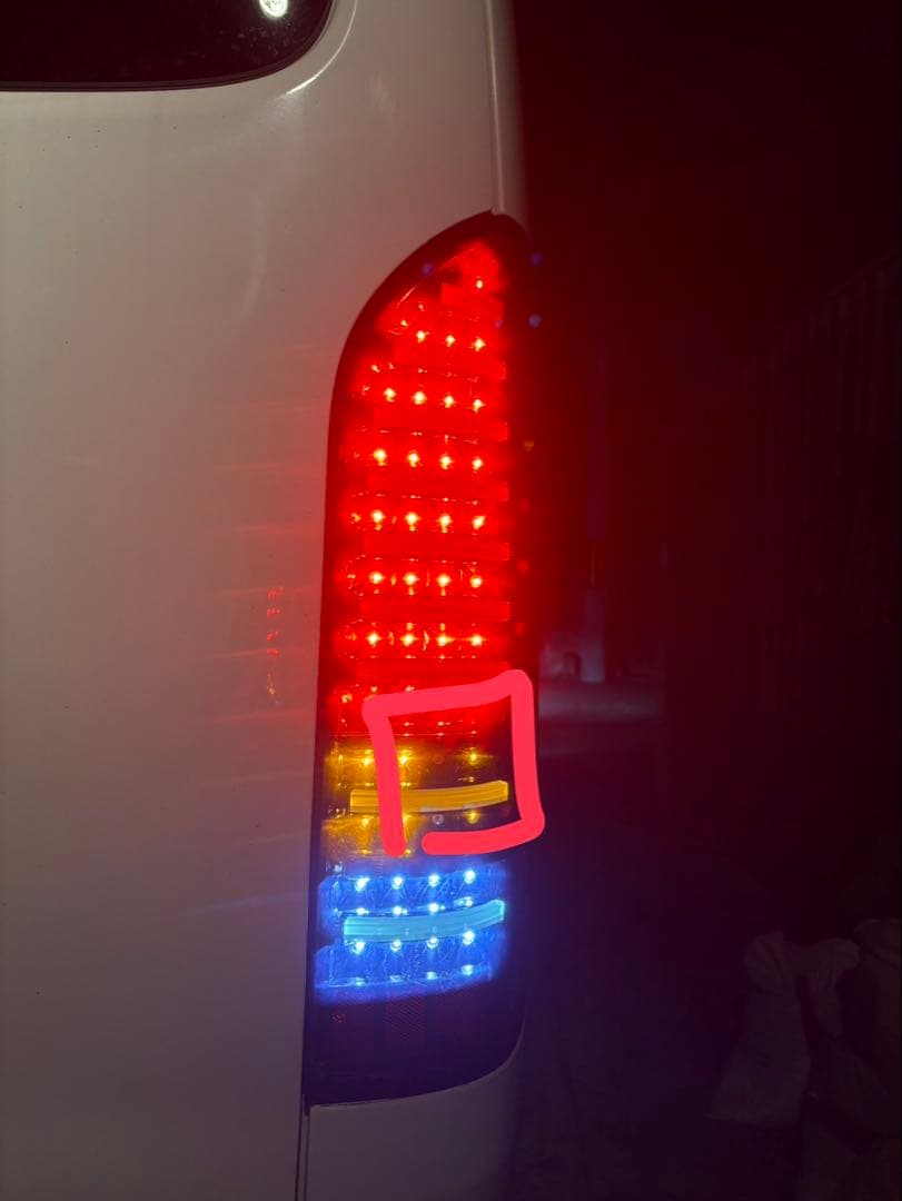 値下げしました　ハイエース200系 LED テールランプ 中古品セット　ジャンク