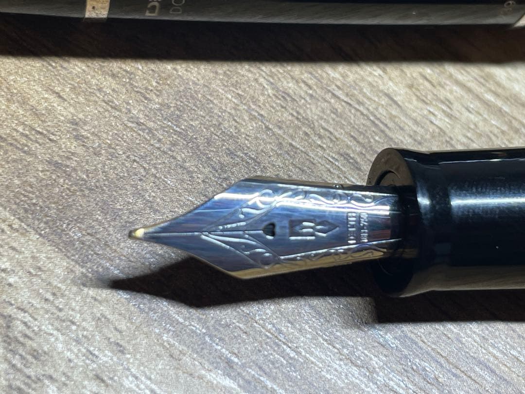 ドルチェビータ　デルタ　ミディアム　万年筆