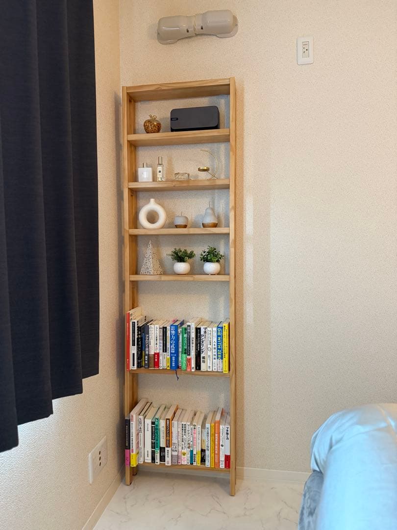 突っ張らずに取り付けられる薄型ラック・本棚