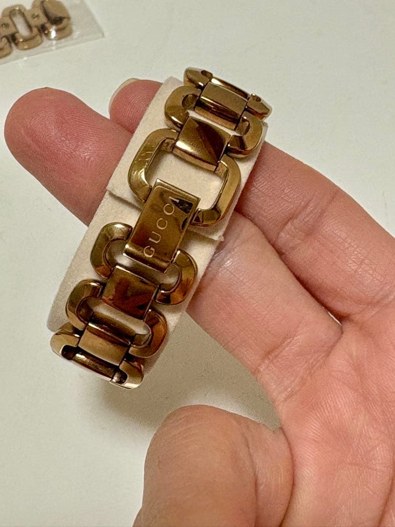 ピンクの猫ページ・GUCCI ゴールド クォーツ腕時計