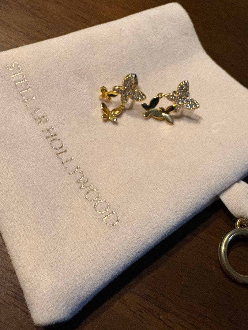 トリプルバタフライスタッドピアス