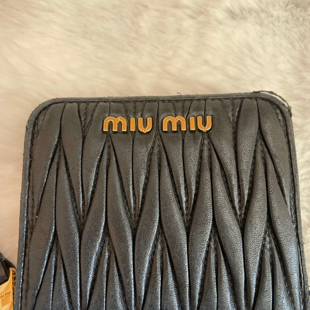 MIU MIU ミュウミュウ　二つ折財布　ブラック　NERO