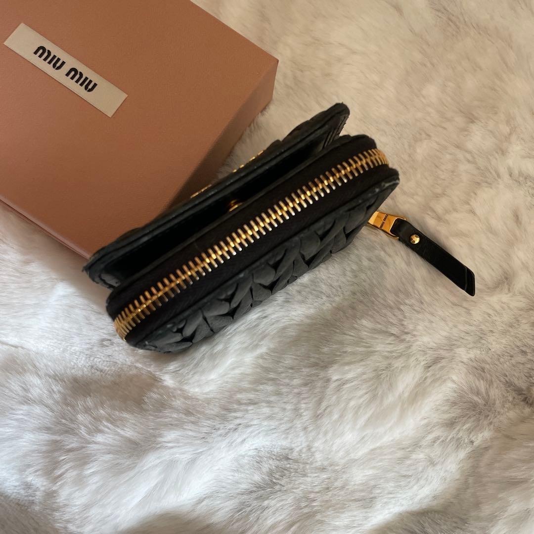 MIU MIU ミュウミュウ　二つ折財布　ブラック　NERO