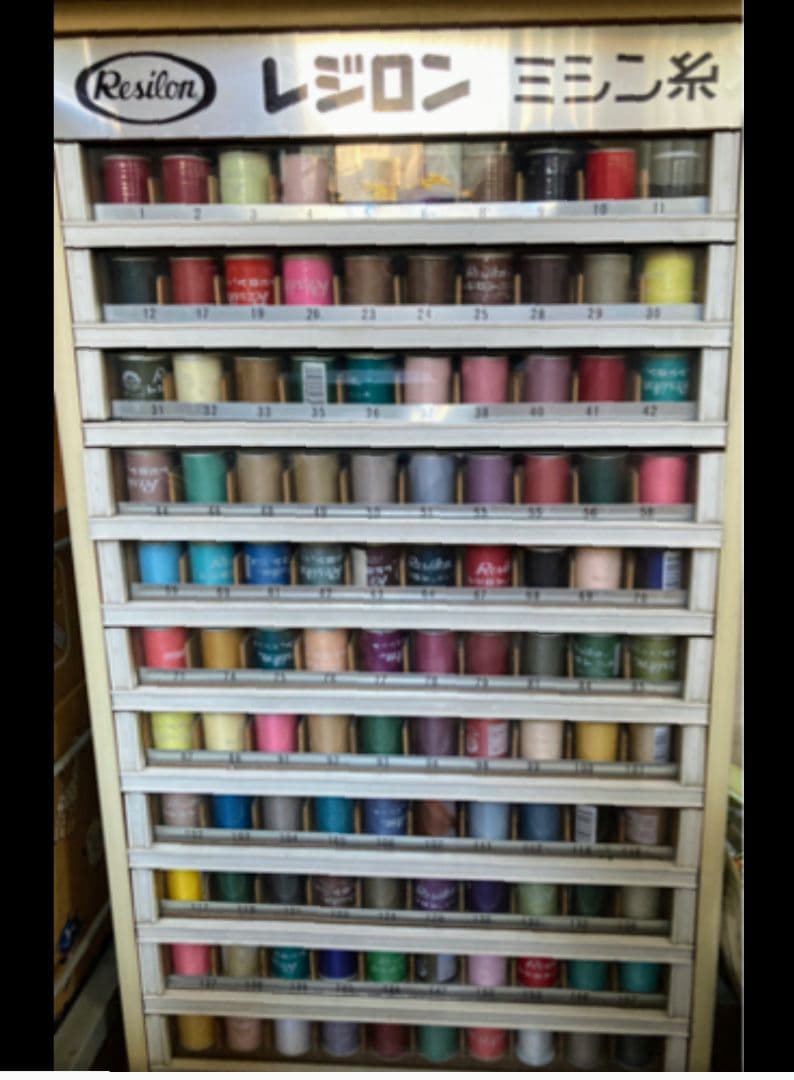 レジロン糸 陳列棚 丸ごと 1人で持てる重さと大きさです。価格要相談 ミシン糸