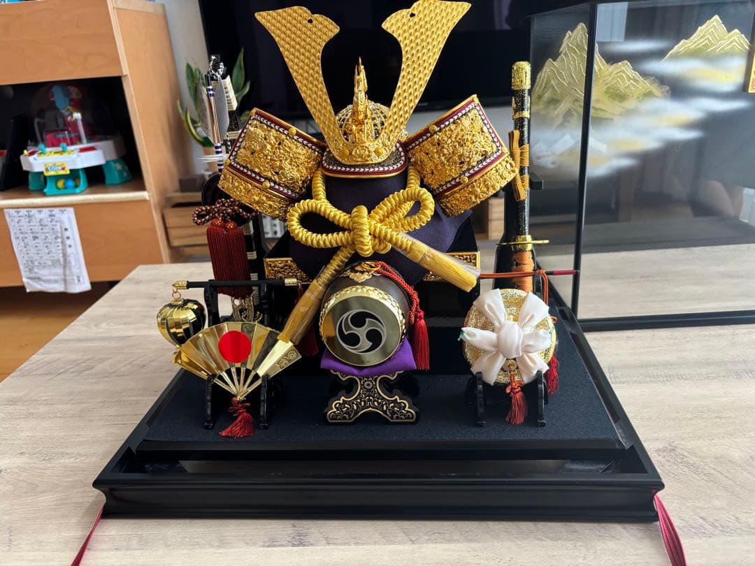 豪華な五月人形 伝統的な兜付き