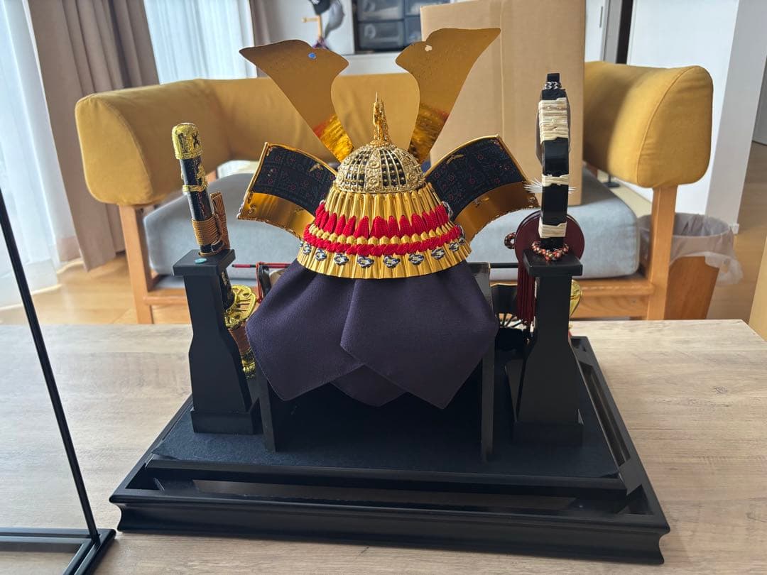 豪華な五月人形 伝統的な兜付き